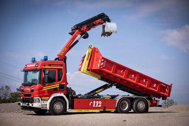 MUNICH FIRE DEPARTMENT’S HOOKLOADER-CRANE-TRUCK IN ACTION